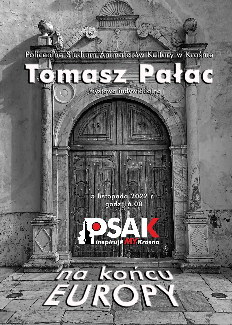 Plakat informujący o wystawie fotograficznej Tomasza Pałaca pod tytułem Na krańcu Europy. Zabytkowe drzwi w odcieniach szarości.